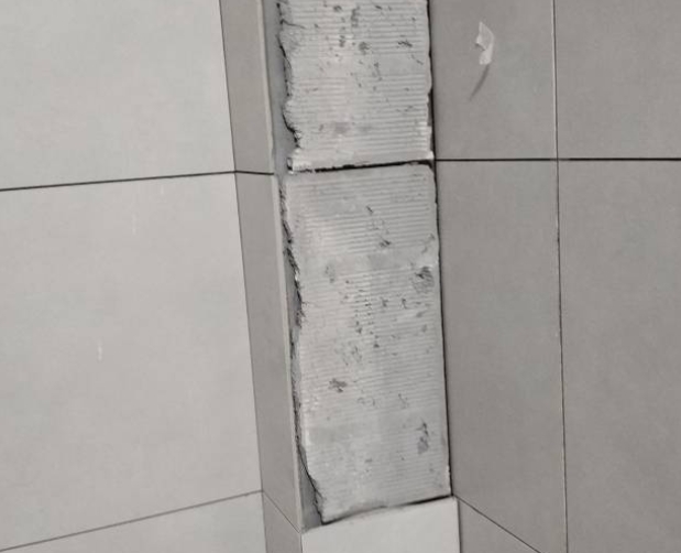 上虞瓷砖空鼓维修公司分享下瓷砖施工前基层浇水润湿程度不足，可能导致以下问题