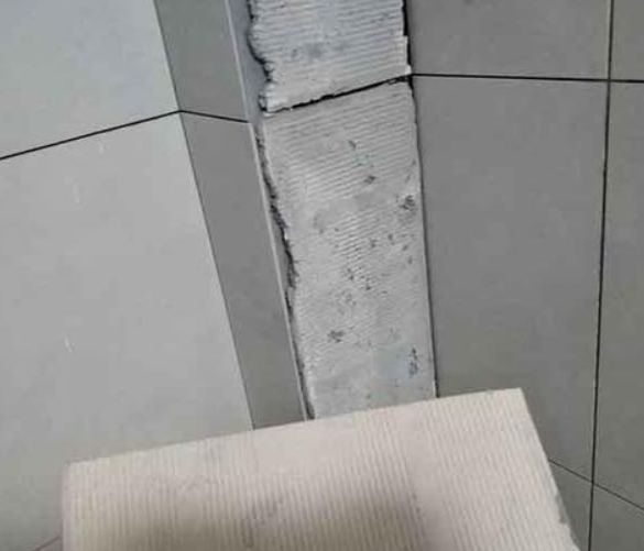 上虞瓷砖空鼓维修公司分享下厨房瓷砖脱落的补救措施。